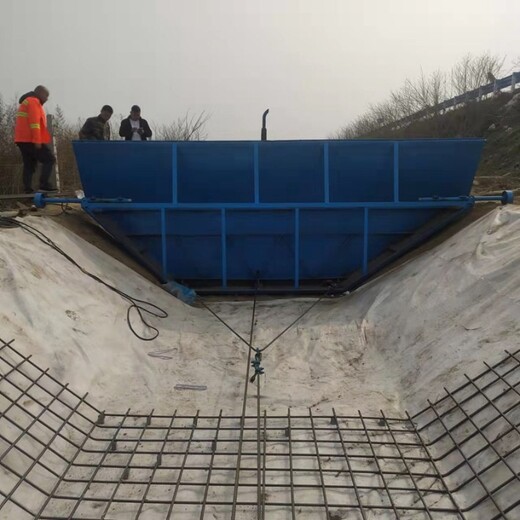 混泥土水渠現(xiàn)澆成型機(jī)公路兩側(cè)排水溝襯砌機(jī)混凝土水溝滑模機(jī)