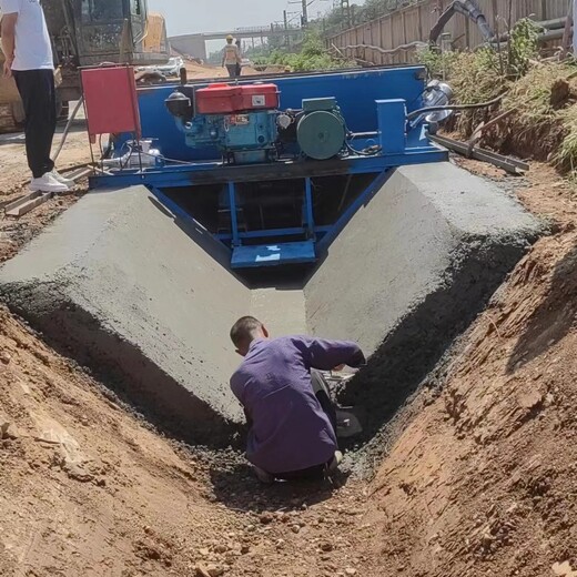 自走式水渠成型机小型道路边沟滑模机工地渠道摊铺机