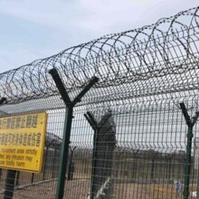 机场护栏网Y型柱刀刺围栏网保税区公路护栏网浸塑折弯隔离栅