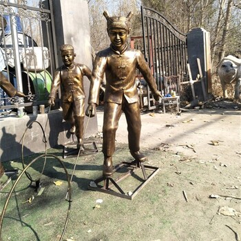 玻璃鋼小孩滾鐵環(huán)雕塑，兒童玩耍主題雕塑