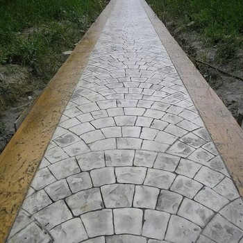内江仿木纹压模地坪材料供应压印混凝土彩色路面铺摊步骤