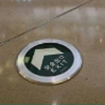 郑州地铁蓄光疏散指示标识地面180mm不锈钢包边钢化玻璃地标