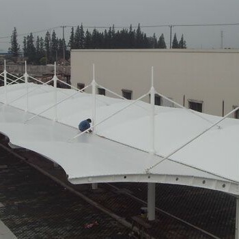 新鄉(xiāng)市小區(qū)入口張拉膜,電瓶車充電樁雨棚安裝