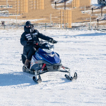 室外大型造雪机雪地游乐场设备儿童游乐挖掘机全自动降雪机