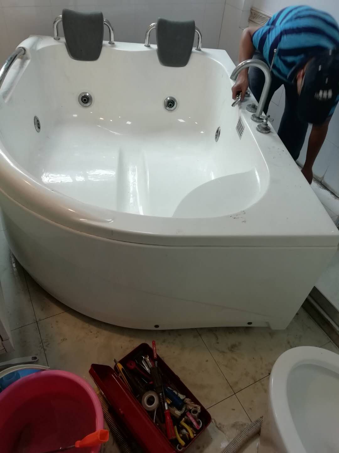 上海AOJIN澳金浴缸維修、浴缸混水閥下水管維修