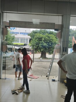 深圳.寶安區(qū)維修玻璃門(mén)安裝地彈簧玻璃門(mén)