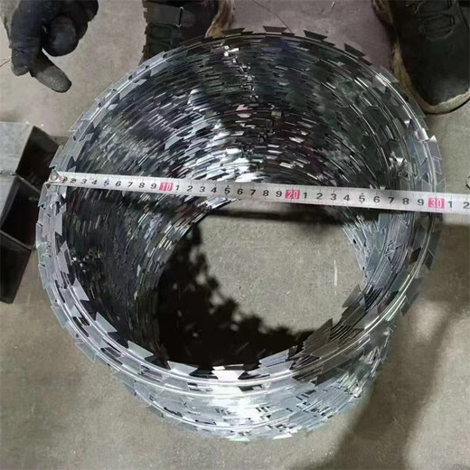 河北蛇腹型刀片刺繩廠供應(yīng)青海機(jī)場刀片刺繩西寧電鍍鋅刀片刺繩