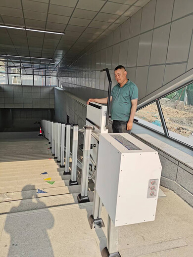 曲线轨道式电梯信阳市楼梯安装平台天桥斜挂式平台生产