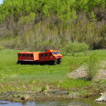 雙節(jié)履帶大型水陸兩棲車，可應(yīng)對各種復(fù)雜路況，搶險救援