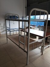 广东揭阳学生课桌椅学校宿舍家具定做上床下桌公寓床厂家组装