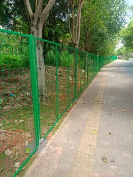 深圳市公路護(hù)欄綠化帶隔離網(wǎng)浸塑雙邊絲護(hù)欄工地圈地護(hù)欄網(wǎng)現(xiàn)貨