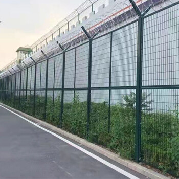 广东厂家供应绿色荷兰网护栏高速路桥梁防护隔离围栏美观大方