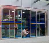 西安港务区玻璃门维修,浐灞大道地弹簧玻璃维修安装