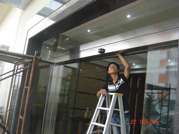西安电动玻璃门维修_玻璃门维修