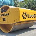 洛陽一拖8噸單鋼輪振動(dòng)壓路機(jī)雙偏心振動(dòng)激振力大壓實(shí)度好