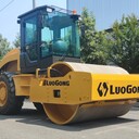 洛工8噸單鋼輪帶同步器壓路機(jī)爬坡力強(qiáng)振動力大壓實(shí)度好