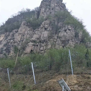 公路邊坡的被動防護(hù)網(wǎng)