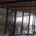深圳展覽館玻璃移動(dòng)隔斷吊軌折疊屏風(fēng)推拉門半電動(dòng)隔斷墻