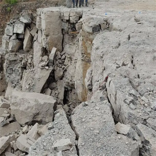 贵州黔西南二氧化碳气体爆破山体破石