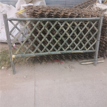 乌兰察布兴和竹片护栏碳化木桩竹篱笆竹子护栏