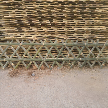 乌兰察布兴和竹片护栏碳化木桩竹篱笆竹子护栏