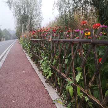 安阳文峰区绿化带花园栏杆碳化木桩竹篱笆竹子护栏