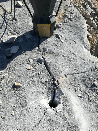 挖孔桩遇到石头什么方法快液压劈裂机