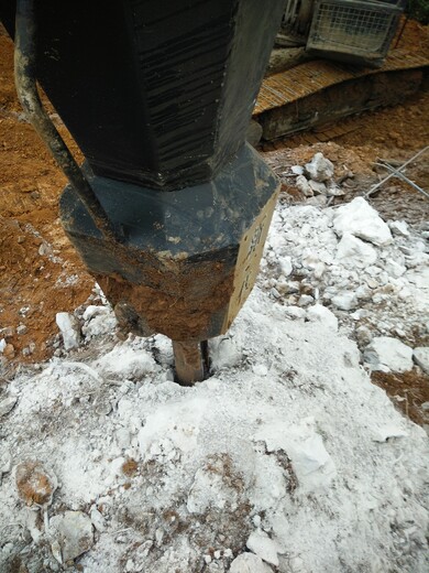 挖地基遇到石灰石撑石液压劈裂机
