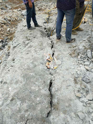 挖地基遇到硬石头打不动用岩石分裂机