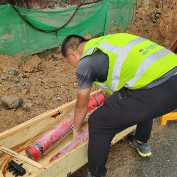 土石方公路扩建坚硬石头液压劈裂机