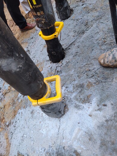 管槽开挖遇到石头怎么施工岩石分裂机