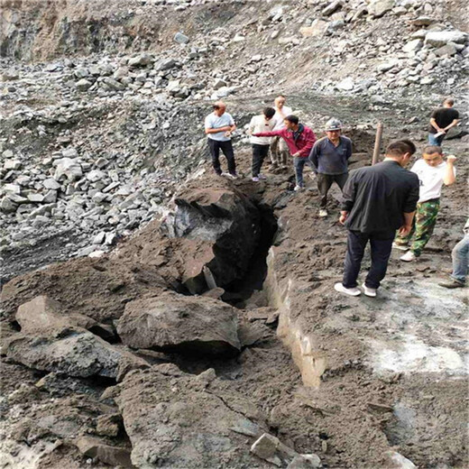 阿勒泰气体爆破矿山开采岩石设备——中德鼎立