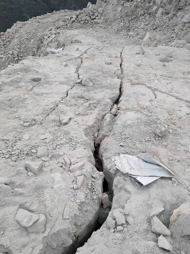 新疆克孜勒苏矿山不用炸药开采施工队伍