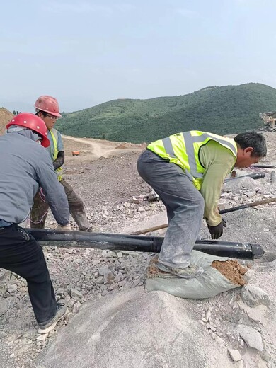 新疆克拉玛依气体爆破膨胀花岗岩开采现场