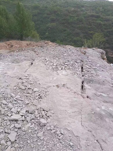 湖南永州中德鼎立气体爆破石英石开采现场