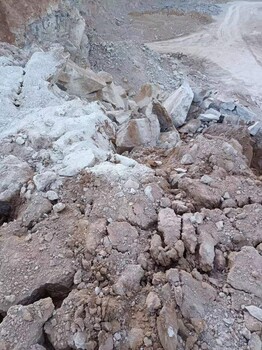 新疆哈密替代炸藥開山石英石開采現場