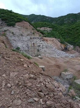 新疆哈密矿山不用炸药开采花岗岩开采现场