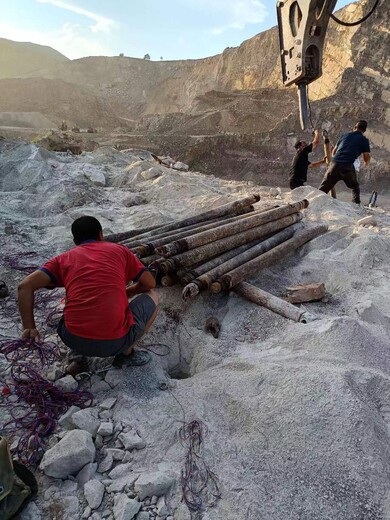 广东茂名铁矿洞采回采液态二氧爆破