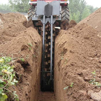 管道溝電纜溝挖溝拖拉機(jī)懸掛大型鏈條開溝機(jī)開挖寬溝深溝
