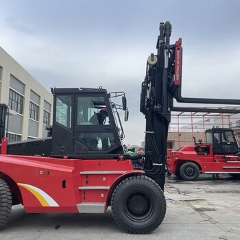華南13.5噸叉車(chē)國(guó)四發(fā)動(dòng)機(jī)13.5噸叉車(chē)三級(jí)自由門(mén)架