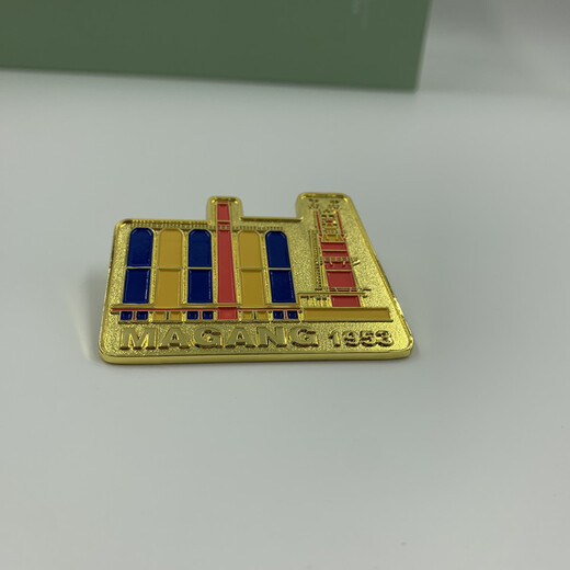 深圳景區徽章廠定做金色胸針來圖生產
