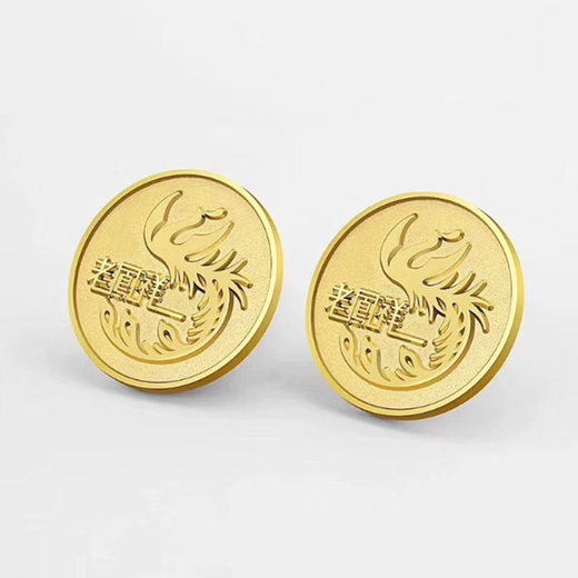 老鳳祥徽章定做品牌金色胸針來(lái)圖定做