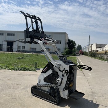 滑移裝載機養(yǎng)殖場工地四驅(qū)滑移小鏟車駕駛型輪式滑移裝載機