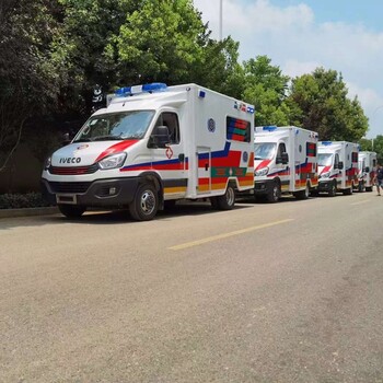 那曲救护车提供跨省转运病人服务，医护团队全程护送