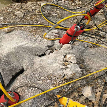 貴州凱里城基坑開挖巖石愚公斧開山機(jī)愚公斧劈裂棒
