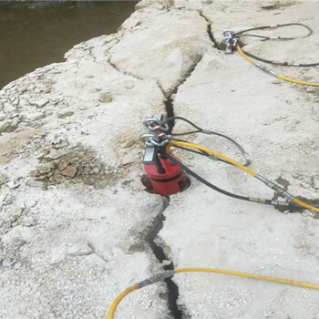 貴州凱里城基坑開挖巖石愚公斧開山機(jī)愚公斧劈裂棒