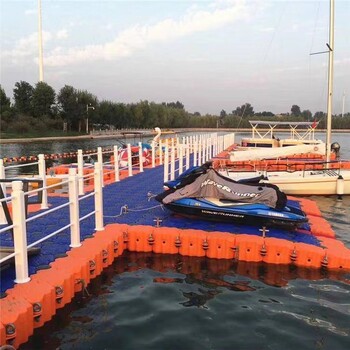 漂流场地水上浮桥景区设施停靠人员救援塑料浮箱浮筒平台组合