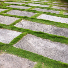 杭州园林景观石产地青石板草坪小路铺设
