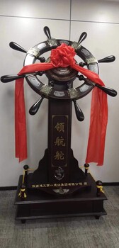 單位開業(yè)實木擺件，西安落地舵帆船，現(xiàn)貨開業(yè)紀(jì)念工藝品
