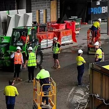 出國打工去香港建筑工地8小時做六休一13薪，年薪46.6萬包吃包住